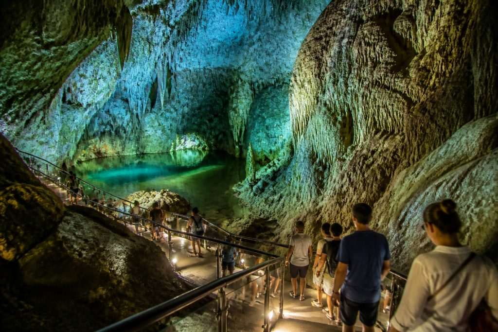 溶洞避暑走热,洞穴新业态解锁清凉消费场景