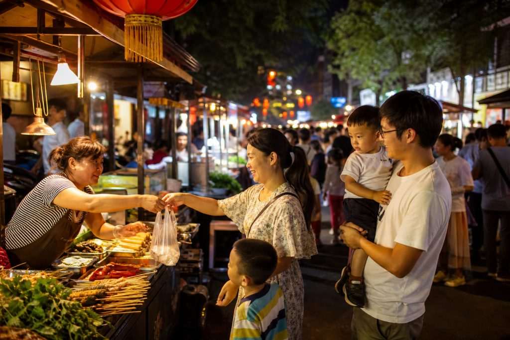 夜市升级综合消费空间,烟火经济带动就业与惠民