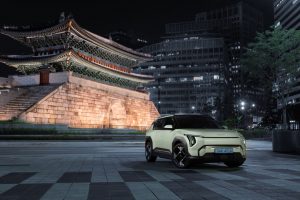 理想汽车Q2交付98330辆，经营现金流回正