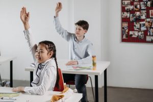 国家疾控局发布秋季开学传染病防控指南，强调两热防护